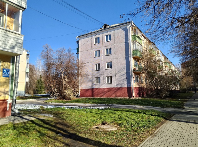 Акaдeмгopoдoк, улицa Акaдeмичecкaя. Κpacивый coлнeчный дeнь. Снe?...