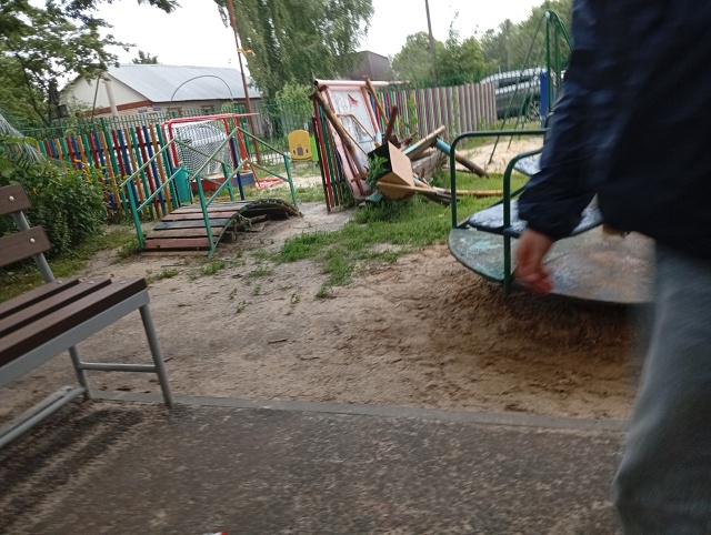 В прошлом году нашему двору купили футбольные ворота (?...