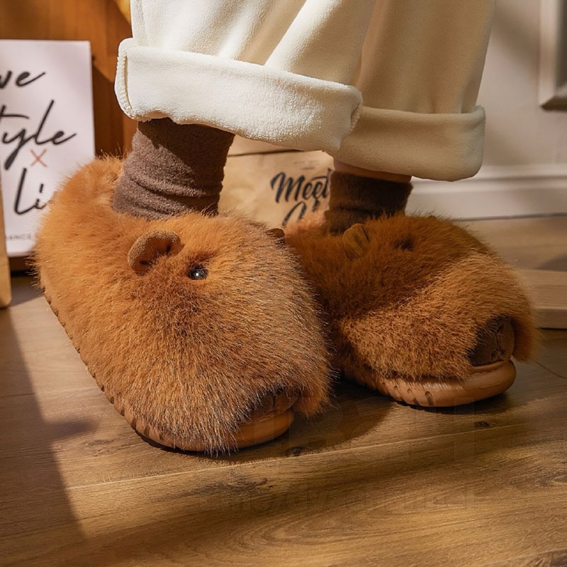 Бренд Hello Slippers выпустил пушистые тапки в виде капибар с выражением «ещё пять минут»
Стоят шед