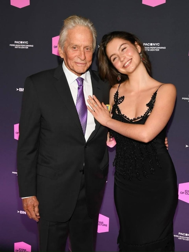 22-летняя Кэрис Дуглас появилась на мероприятии в Нью-Й?...