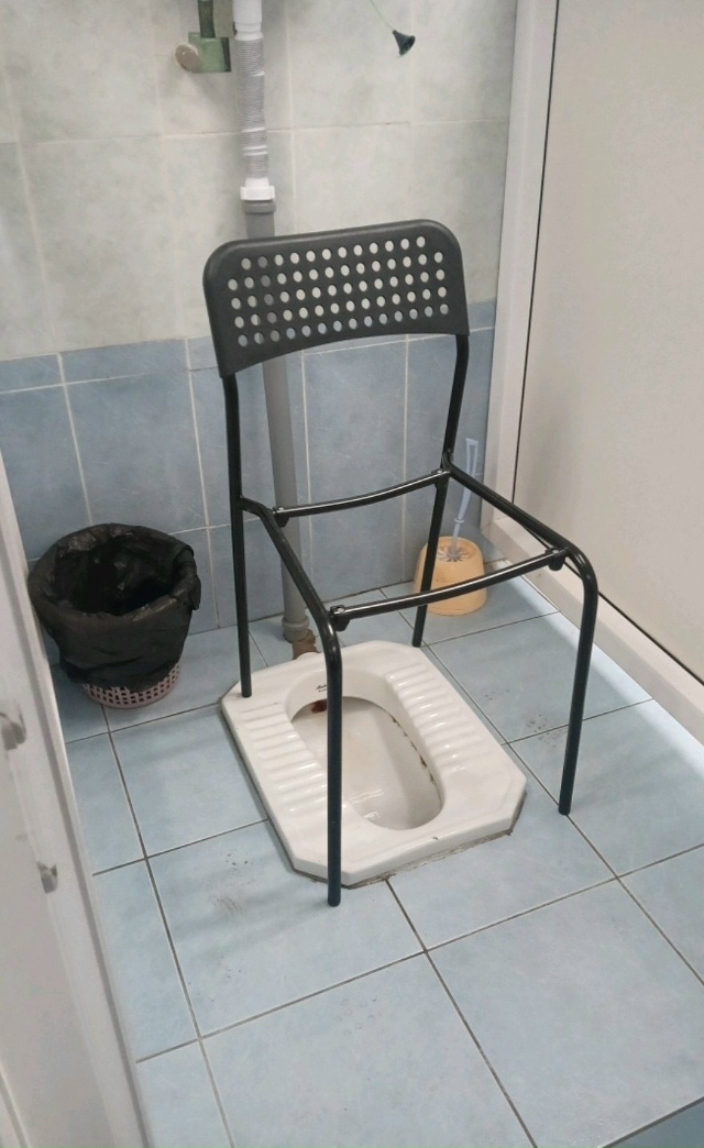 ОБЫЧНЫЙ ТУАЛЕТ В НАШЕЙ ШКОЛЕ😈
ТРОН СТОИТ - ЦАРЯ НЕ ВИД?...