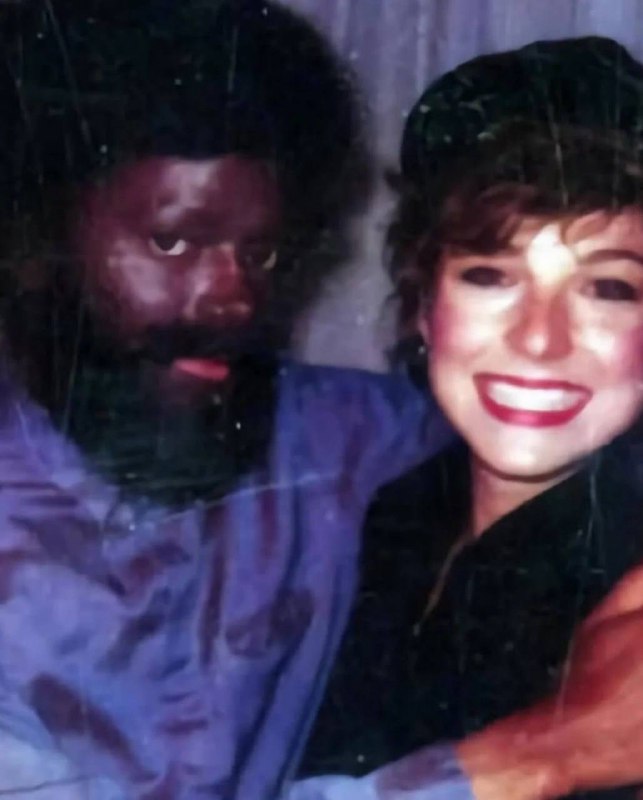 Маскировка которую использовал Майкл Джексон, для свободного хождения среди людей
Буквально воплоще