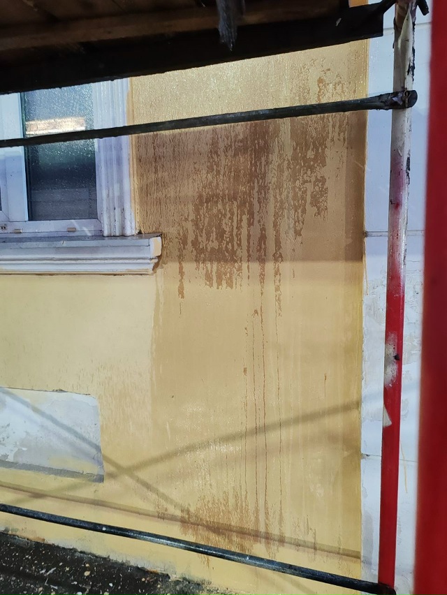 Краска на покрашенных недавно домах поплыла…. 🫠