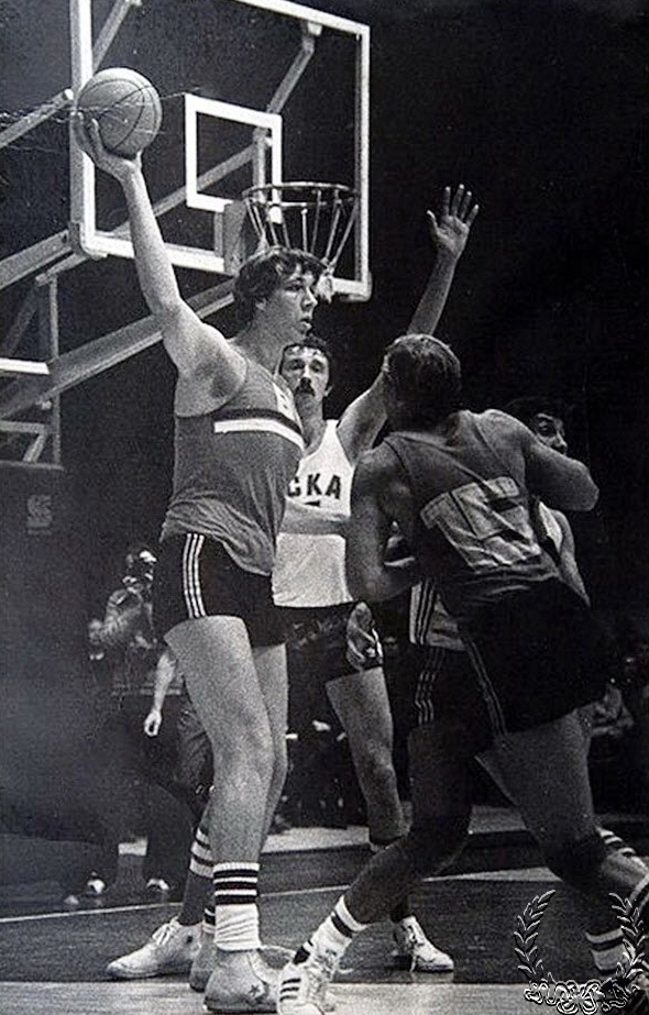 За всю историю, самым высоким баскетболистом в мире бы?...