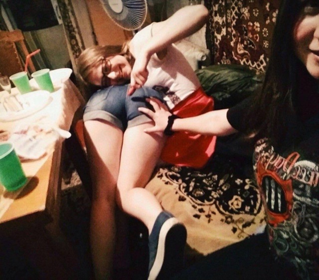 Подруга налокалась чуть больше