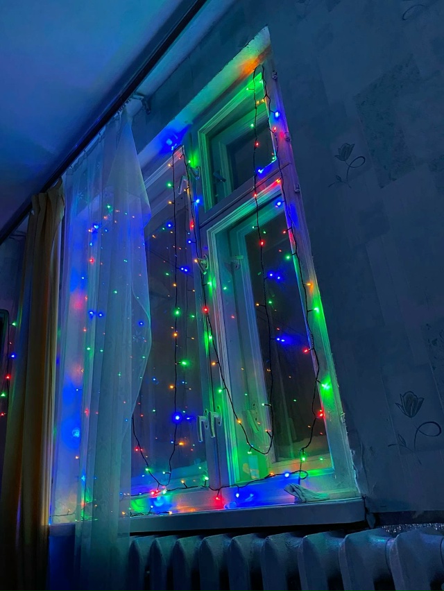 Приходишь домой, включаешь гирлянду, полумрак, огоньки...
