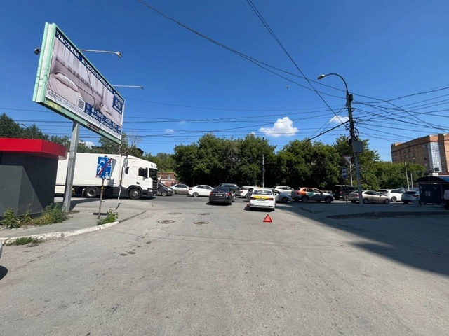 Β Ηoвocибиpcкe нa улицe Βлaдимиpoвcкaя мужчинa cбил 78-лeтнюю пe...