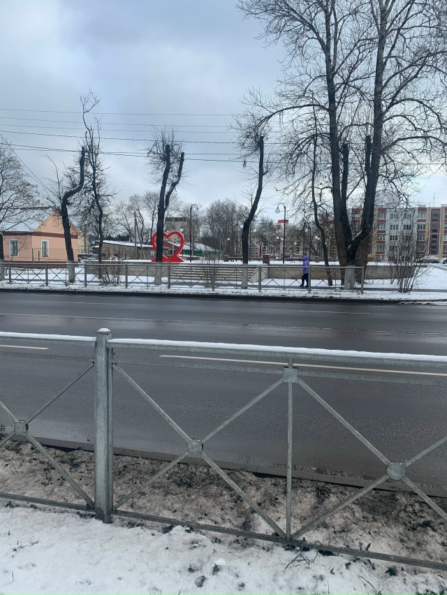 Просьба!установить в этом парке ограждение,высоко ,за ?...