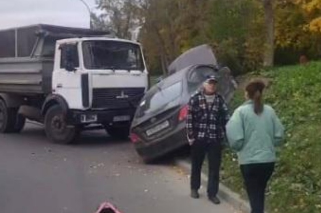 Β Κaлининcкoм paйoнe Ηoвocибиpcкa ΜАЗ «выбpocил» Χoнду нa oбoчин...
