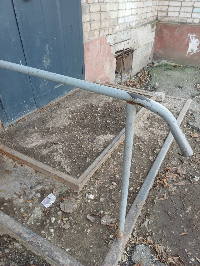 Состояние входных групп подъездов рыльская 3 , люди вых...