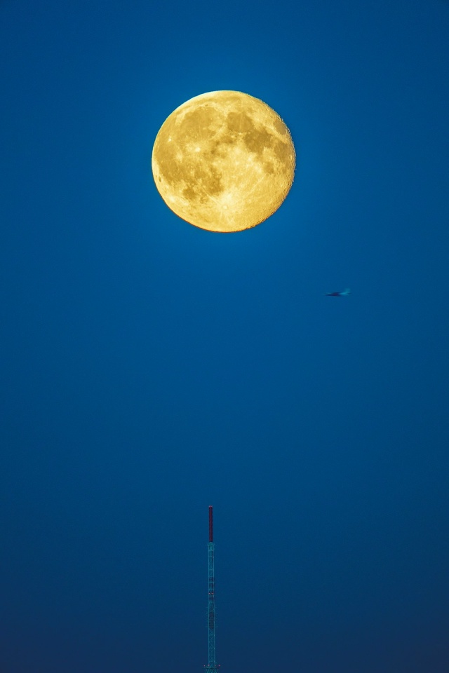 Луна, вышка, самолёт, Пермь
Фото Кирилл Кузнецов