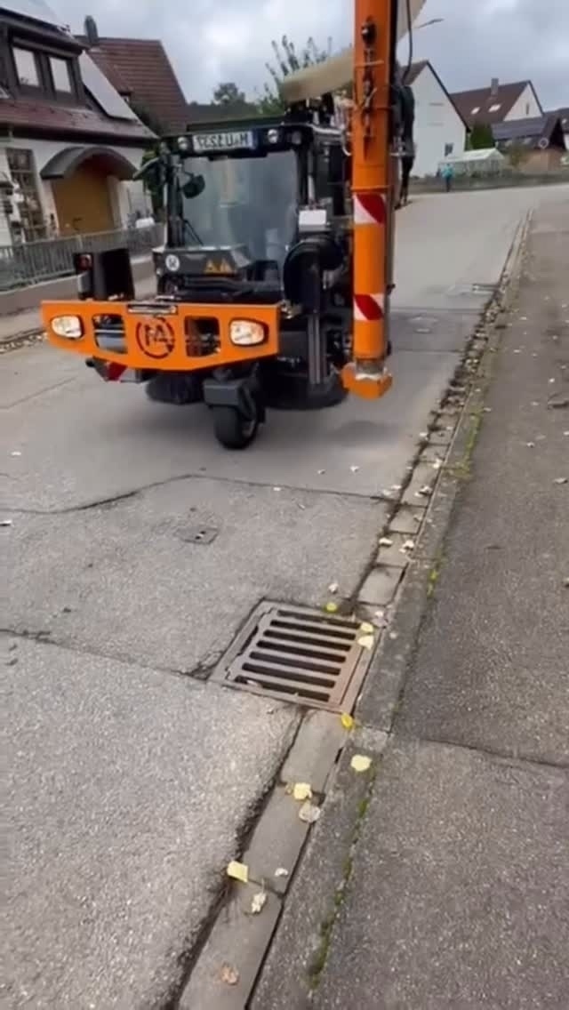 Уборка дождеприёмного люка.