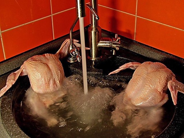 ?Мыть курицу перед готовкой опасно для здоровья, — уч...