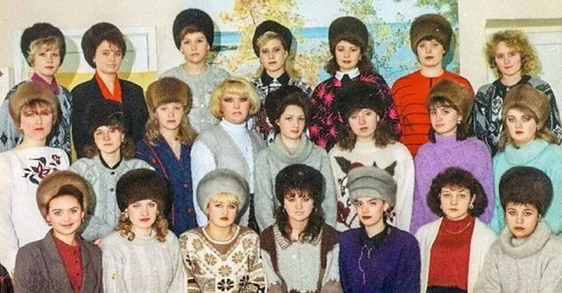 В России снова на хайпе меховые шапки из 90-х — как на старых фото наших мам и бабушек
Россиянки ма