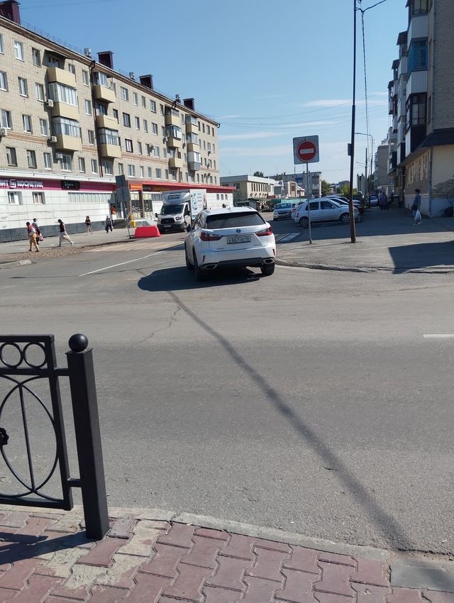 Знатоки ПДД. Нарушает ли водитель данного автомобиля п...