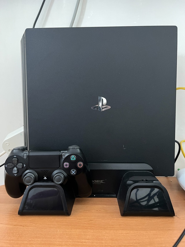 Продам Sony PS4 Pro. 20.000р. Все интересующиеся вопросы по тел?...