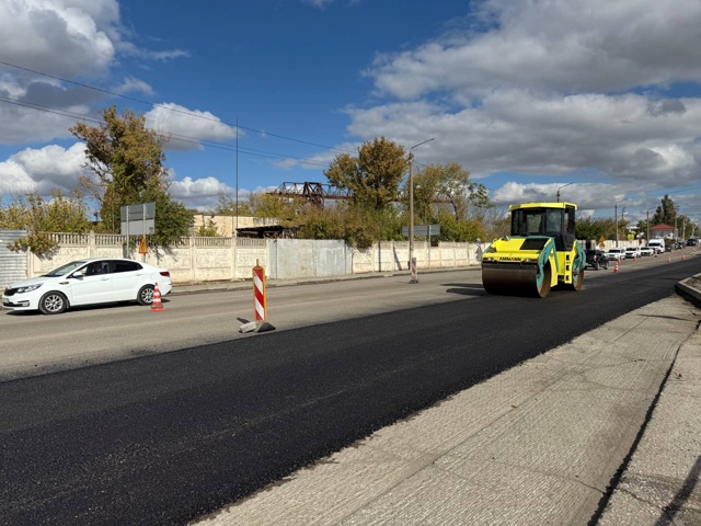 Сегодня приступили к укладке выравнивающего слоя доро...