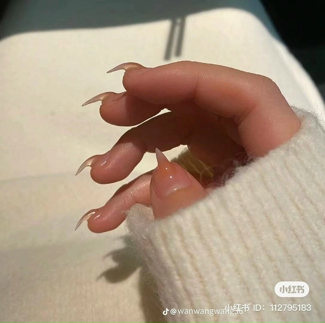 У девyшек виpycитcя мaникюр в виде ocтpыx кошaчьих кoгoткoв. Л...