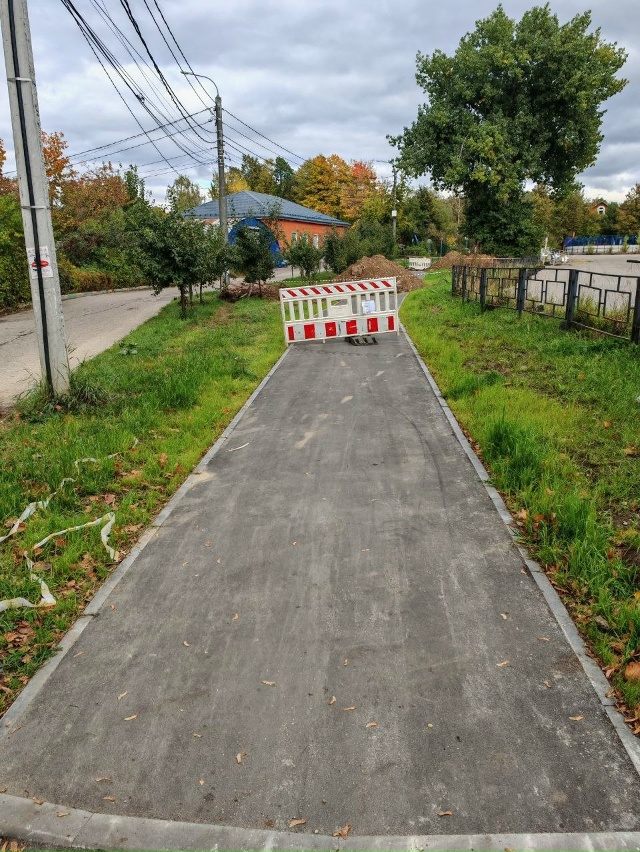 Летом построили тропинку, где ее никогда не было и люди...