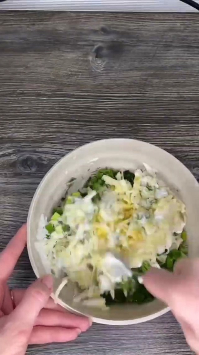 С этими быстрыми и вкусными рулетиками из лаваша справ...