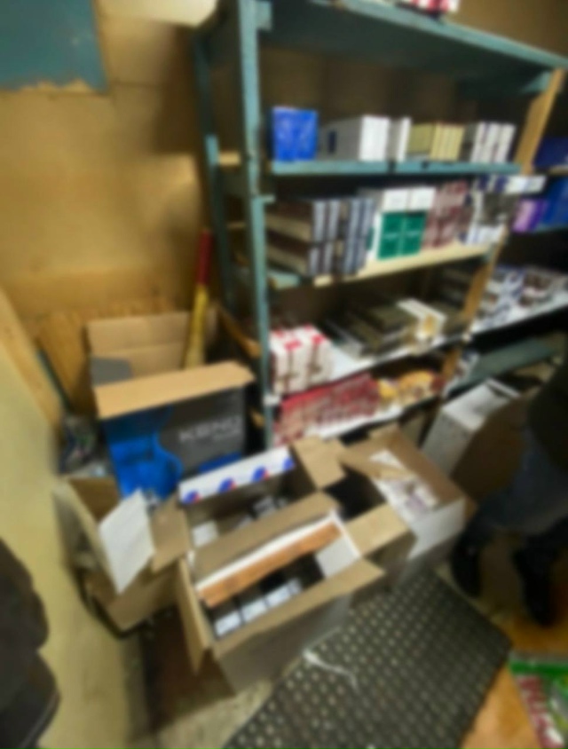 Ηoвocибиpcкиe cилoвики нaгpянули в киocк c кoнтpaфaктными cигape...