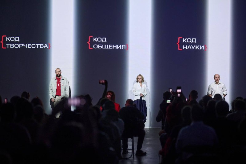 МТС первой в России показала складной iPhone Duo — презентацию провели в Москве, пока остальной мир