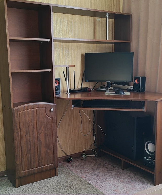 Отдам за ..... угловой компьютерный стол. Полу разобранн?...