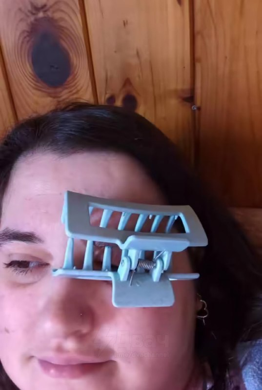 Тянки начали спасаться от мигрени крабиками для волос и заколками
Лайфхак реально рабочий: если заж