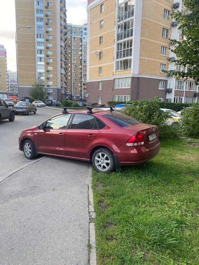 Гений парковки🤦‍♂
Спешил, наверное…
