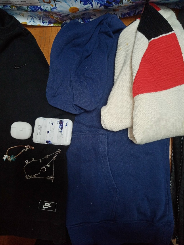 Оставлены вещи на стадионе, спрашивать у сторожа.
[id33834...