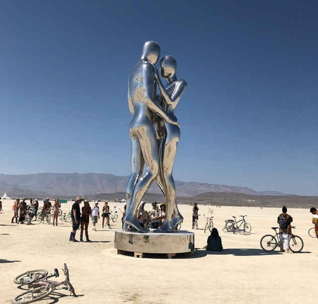 Фото с фестиваля Burning Man. Сотни арт-объектов, пыль, жара, ...