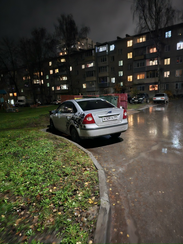 Мадам поставила такую штуку у помойки. А что так можно ?...