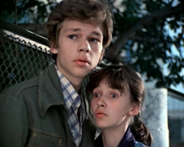 Школьники Роман и Катя тянутся друг к другу со всей без...