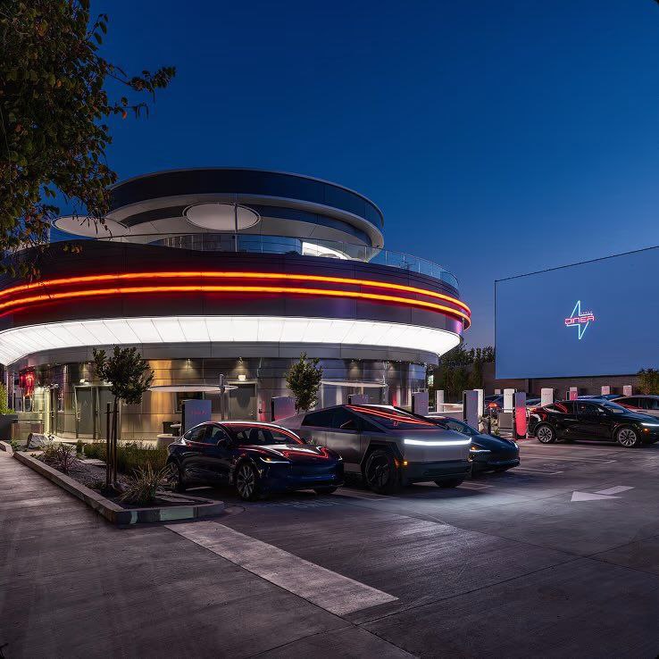 В Голливуде открылся первый ресторан Tesla Diner
В нём есть круглосуточный доступ, 80 станций Super