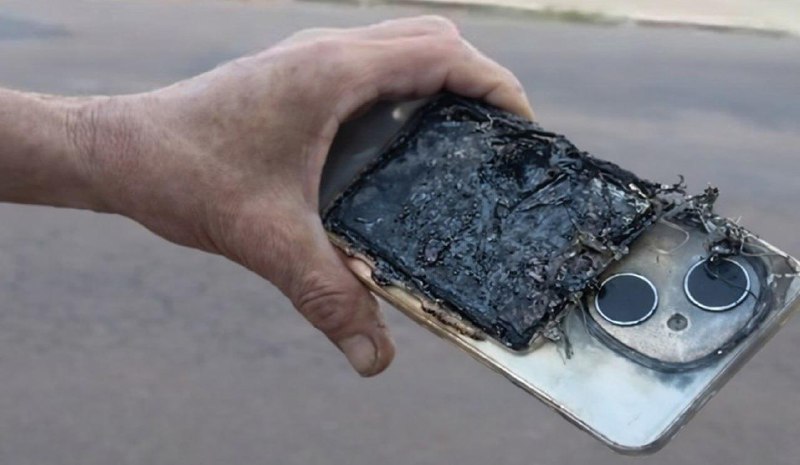 В Бразилии взрыв батареи телефона спас мужика от нападения собаки.
Механик шёл в гараж, когда к нем