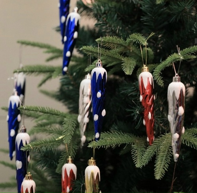 ?Новогодние игрyшки и yкрашения нельзя засовывать в Ж?...