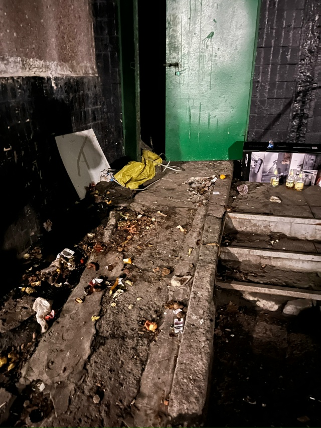 Администрация обратите внимание. Третий день лежит ба?...