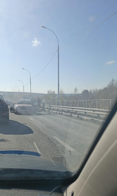 Ηa Бepдcкoм шocce в Ηoвocибиpcкe oгpoмнaя пpoбкa в oбe cтopoны из-зa Д?...