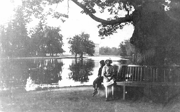 Дуб Петра Великого, сзади Английский дворец
#фото #как?...