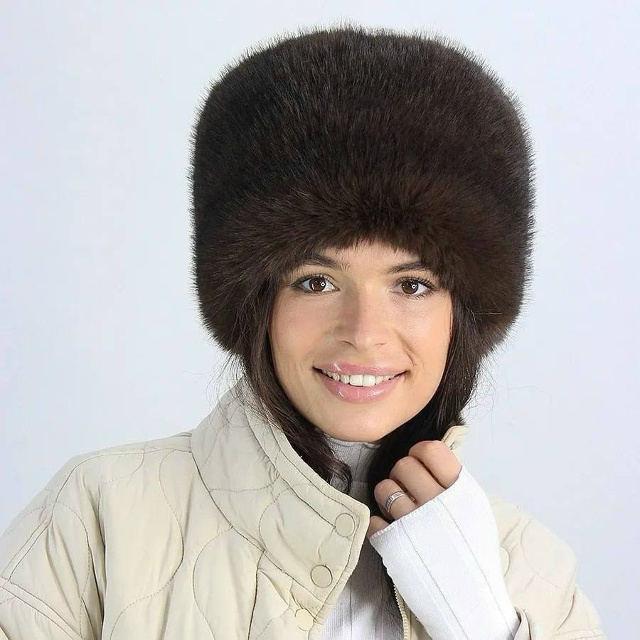 Шапки НАШИХ БАБУШЕК снова в моде! Россиянки массово ра?...