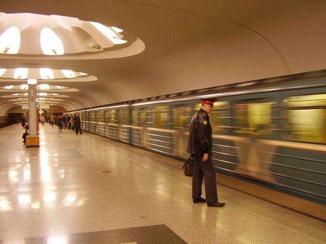 Милиционер на станции «Аннино». Москва, 11 апреля 2007 год...