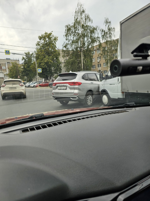 У покома. Пробка небольшая