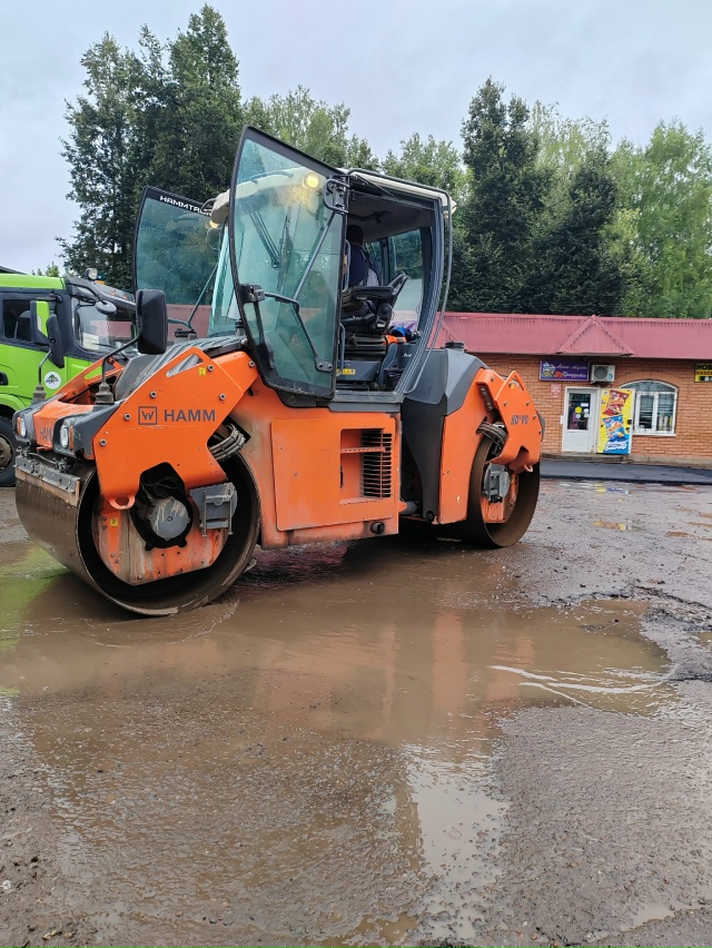 На Юбилейке на площади укладывают асфальт...