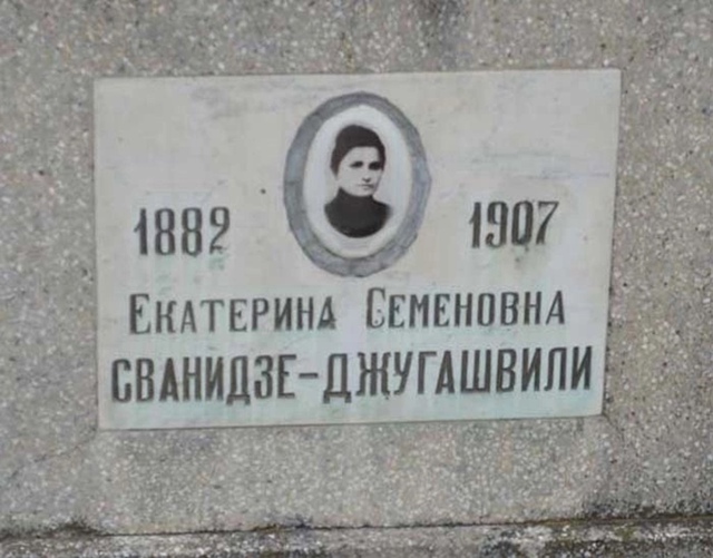 На фотографии, сделанной в 1907 году незадолго до смерти,...