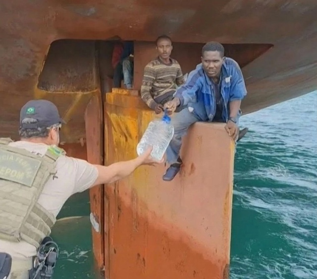 Трое мигрантов добрались до Испании на руле нефтяного ...