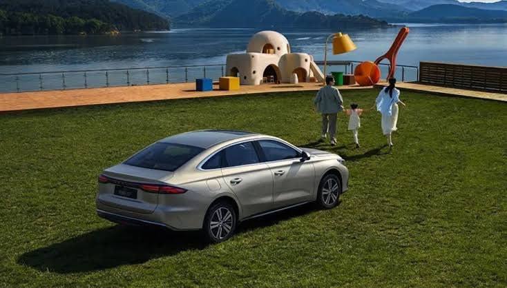 Geely выпустила авто, которое заправляется спиртом.
Новый гибридный седан Galaxy Starshine 6 EF са