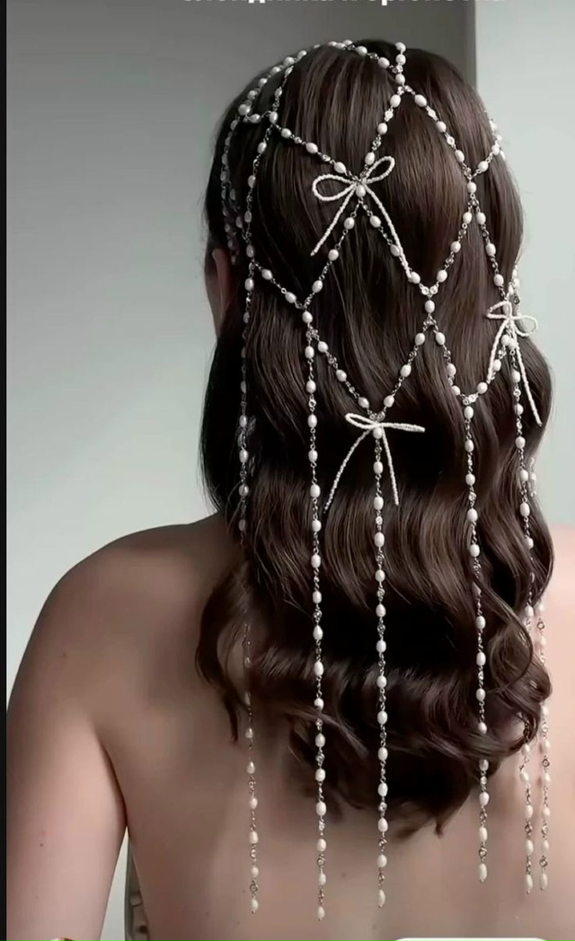 Альтернатива фате и любым украшениям для волос 💕
Смо?...