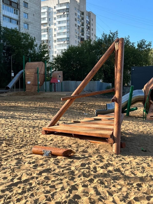 Вандалы сломали новую детскую площадку в мкр Краснова
...
