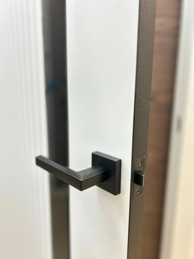 ?Ознакомиться с ассортиментом дверей можно в магази...