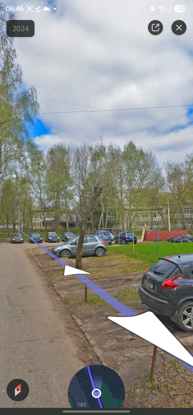 Мадам поставила такую штуку у помойки. А что так можно ?...